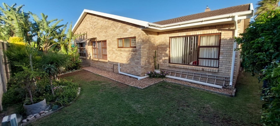 5 Bedroom Property for Sale in Wavecrest Eastern Cape